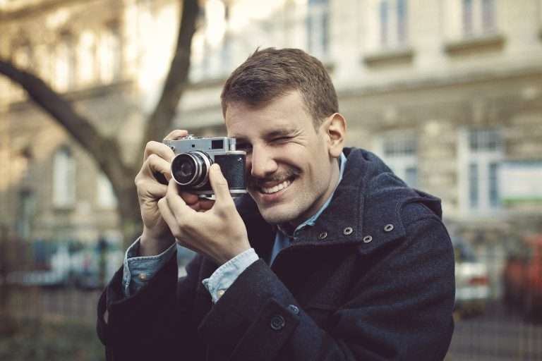 man with a vintage camera 2021 08 26 18 51 40 utc 1 Click and Play - Agência de Vídeo Digital - Produtora Audiovisual