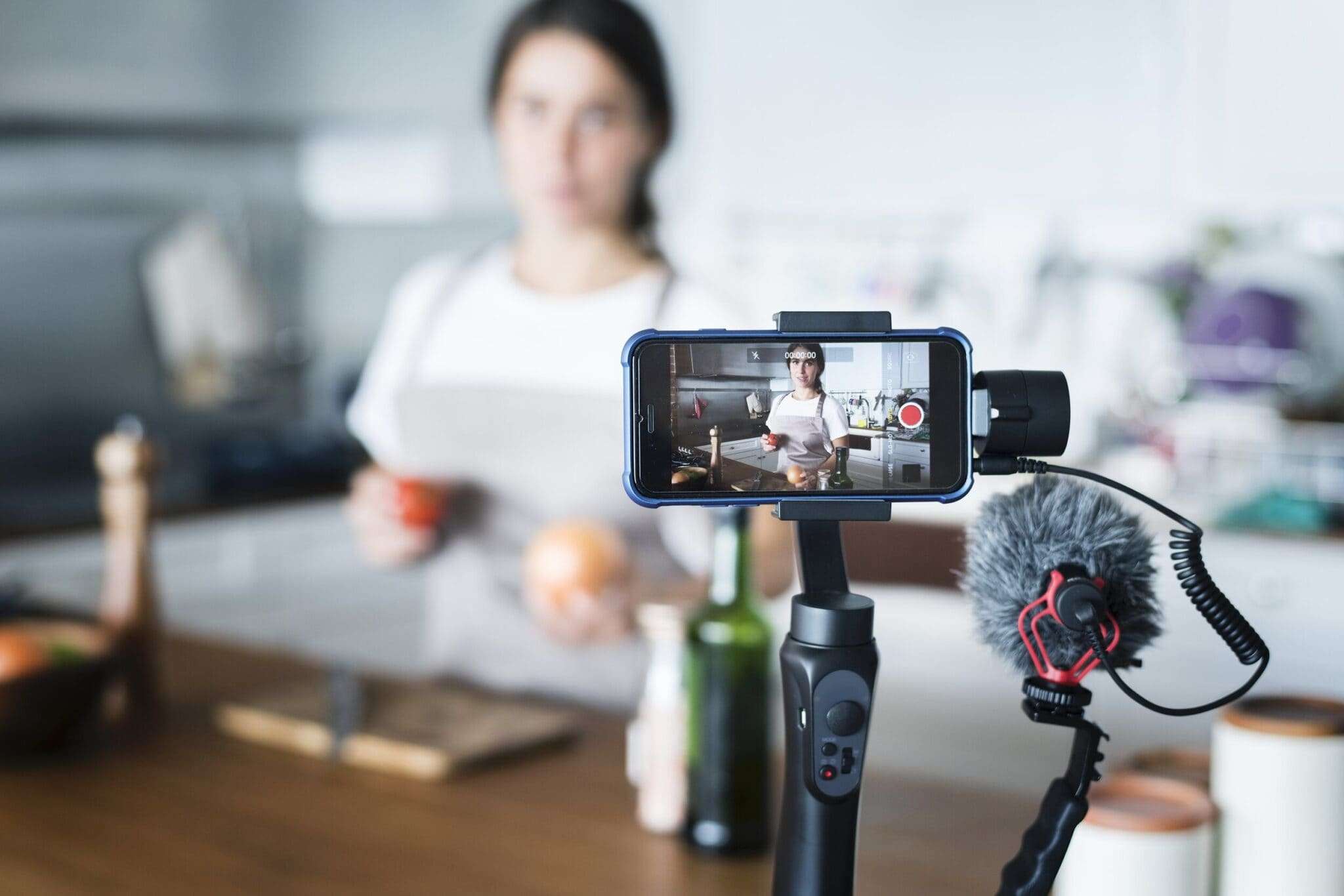 female vlogger recording cooking related broadcast 6L3WND7 1 2048x1366 1 Click and Play - Agência de Vídeo Digital - Produtora Audiovisual