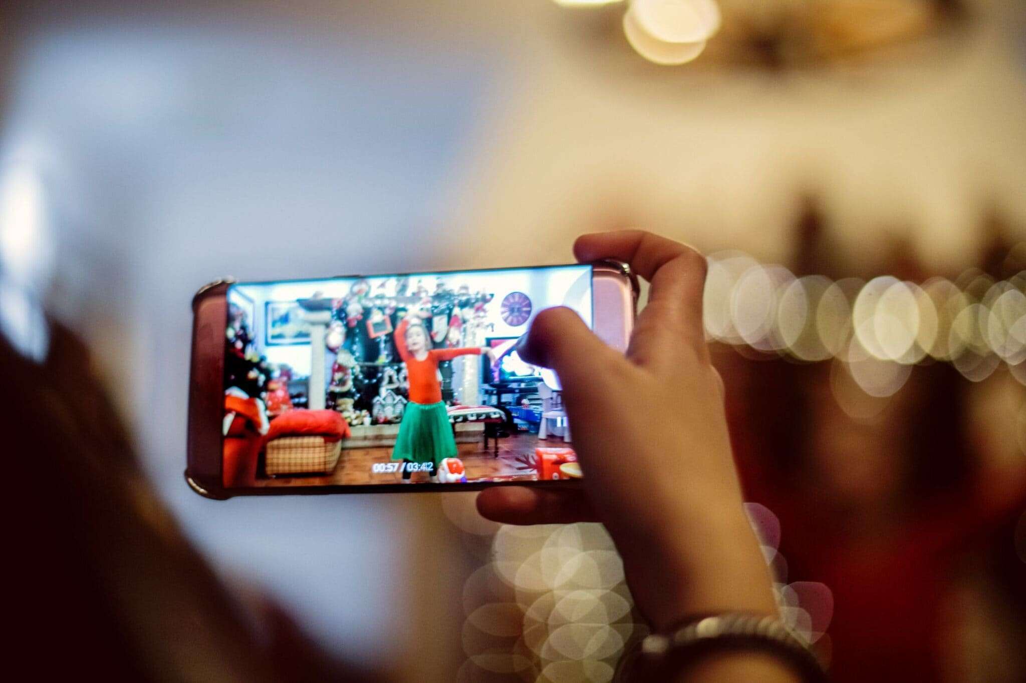 recording a video in christmas time royalty free image 899586016 1554196546 2048x1365 1 Click and Play - Agência de Vídeo Digital - Produtora Audiovisual