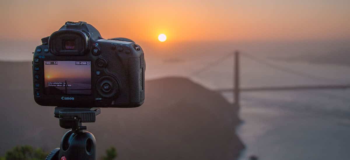 camera in sunset at golden gate bridge 1 Click and Play - Agência de Vídeo Digital - Produtora Audiovisual