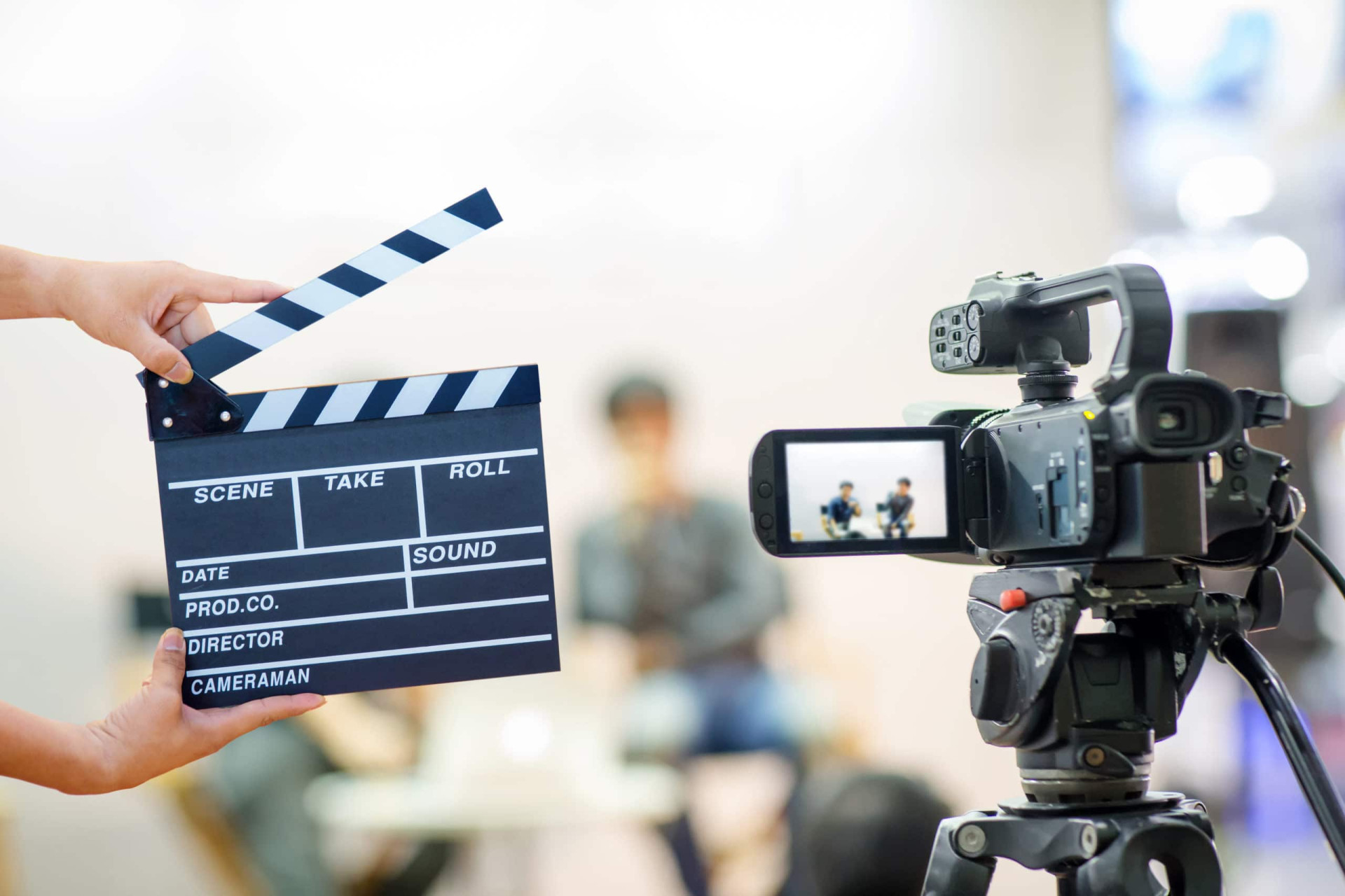 maos de homem segurando claquete com conceito de direcao de audiovisual Click and Play - Agência de Vídeo Digital - Produtora Audiovisual