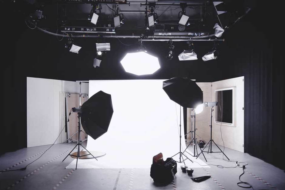 photography studio with white backdrop and softbox lights Click and Play - Agência de Vídeo Digital - Produtora Audiovisual